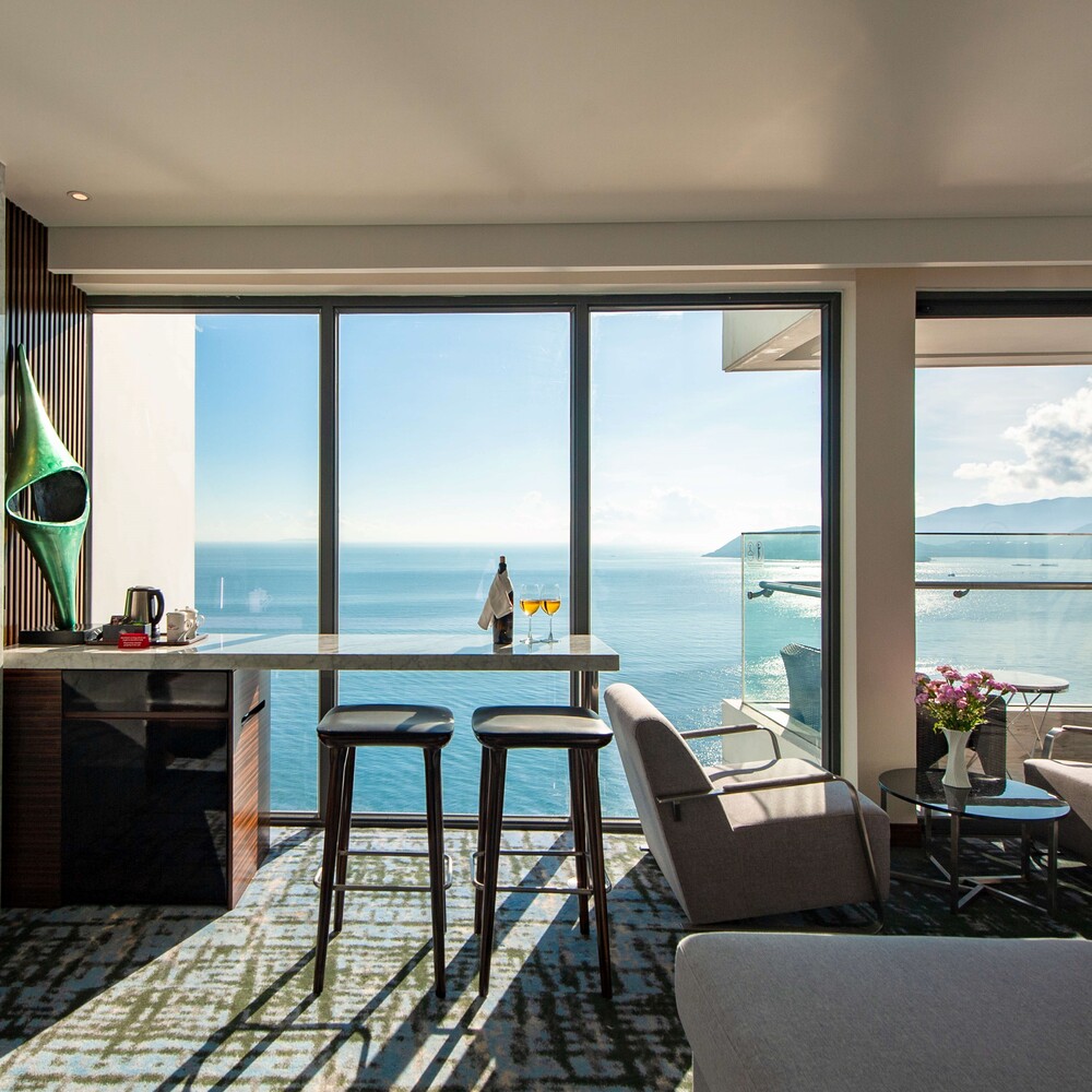 Queen Ann Suite Super King Oceanview Balcony